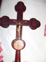 Хрест  який  об'явився  в деревині  канадського  клена  ,був  вмонтований в  хресне  знамено  яке  було  освячене   на  свято  Воздвиження  Чесного   Хреста,  для  поклоніння  вірним. 