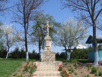 Крест возле храма