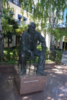 Пам*ятник письменнику Юліану Семенову в Ялті
