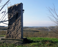 Памятник кошевому атаману Сирко И. Д. Установлен на берегу Каховского водохранилища.