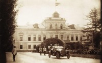 Біля палацу князя Щербатова (зруйнований більшовиками у 1919 р.) Поч. 1900-х р.