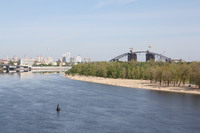 Вид на  Дніпро з паркового пішохідного моста