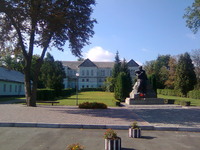 Пам'ятник Т. Г. Шевченку біля палацового комплексу