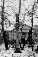 Фігура Дiви Марiї перед будівлею Національного закладу ім. Оссолiньскiх (не існуюча)