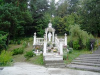 Кам'яна каплиця біля чудотворного джерела в селі Раковець