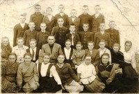 Учні 8-а класу Гребінківської с/школи, які пішли в 1 клас в 1944 році після звільнення Гребінок від німецької окупаціі