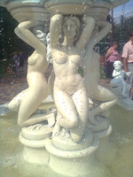 Бериславский парк. Фонтан с голыми женщинами на детской игровой площадке для малышей выглядит очень странно.